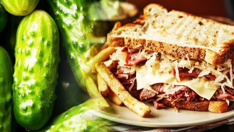 Recette facile pour régaler vos papilles pour réaliser le parfait sandwich reuben au pastrami et aux cornichons