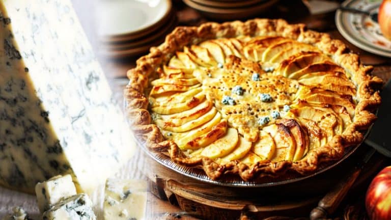 Voici comment réaliser une tourte au roquefort et pommes qui ravira vos convives