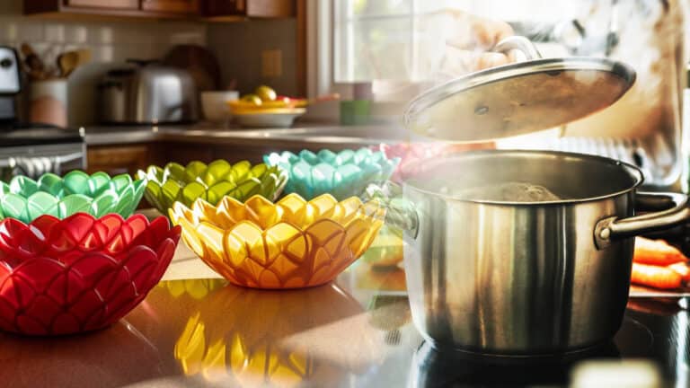 Transformez votre cuisine avec ces protecteurs colorés pour casseroles à moins de 10 euros