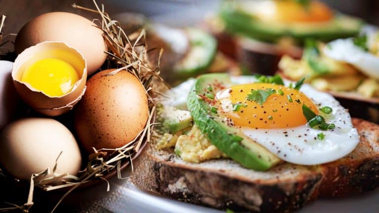 Vous avez toujours rêvé de créer rapidement une tartine avocat et œuf divine, voici comment en 5 minutes