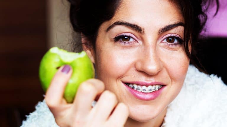 Les secrets culinaires pour un sourire éclatant : des aliments quotidiens qui chérissent vos dents