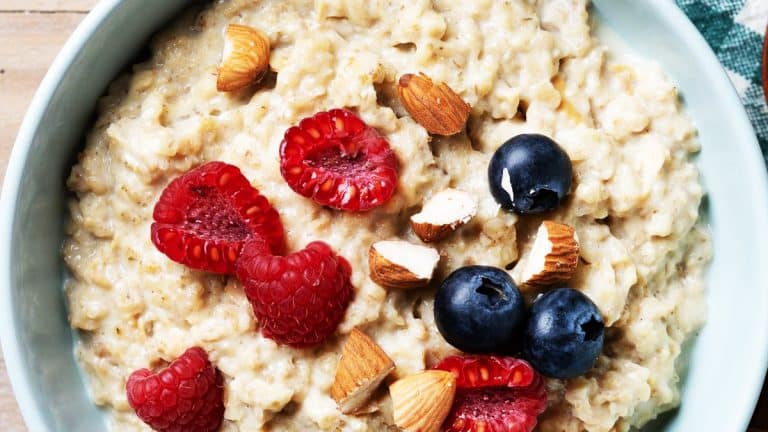 Les secrets d’un porridge aux flocons d’avoine pour bien démarrer votre journée avec gourmandise et santé