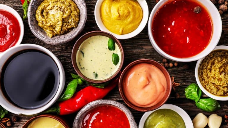 Ces secrets des sauces maison qui transformeront vos plats ordinaires en créations culinaires exquises