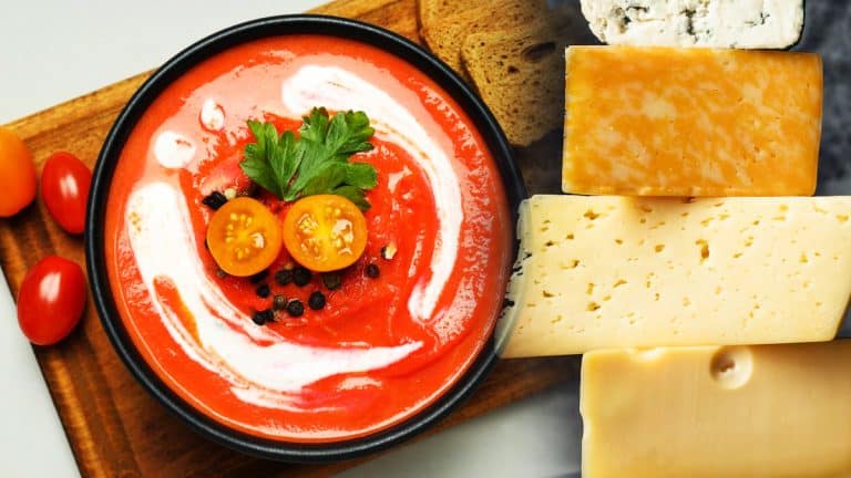 Découvrez la recette automnale parfaite : Soupe de tomates rôties et grilled cheese croustillant