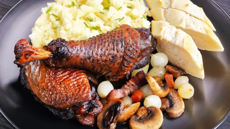 Découvrez comment ravir vos convives avec un sublime Coq au vin fait maison