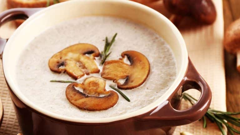 Velouté de champignons et châtaignes : une recette réconfortante pour réchauffer vos soirées d’automne