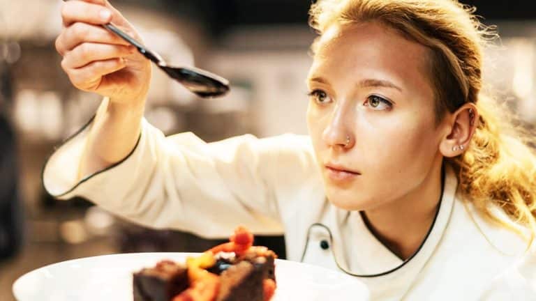 Les secrets des chefs français qui redéfinissent l’excellence culinaire mondiale