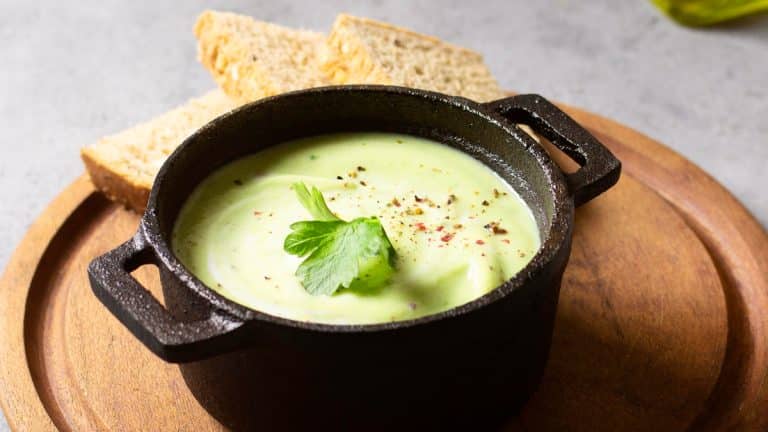 Cette soupe à l’oignon, un classique français réconfortant pour réchauffer vos soirées d’hiver