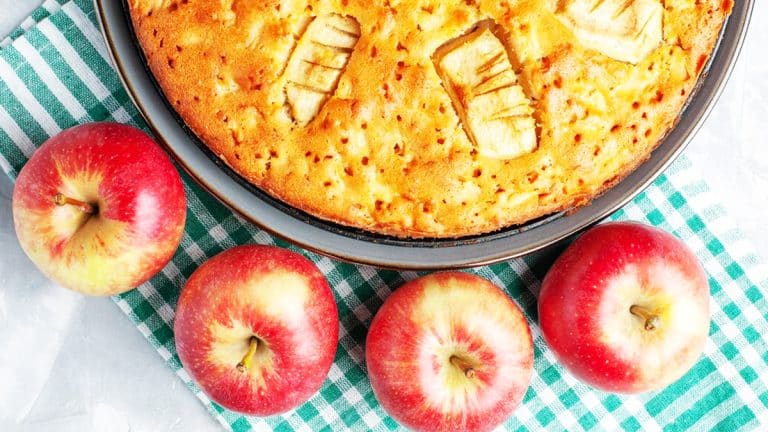 Voici comment préparer un clafoutis aux pommes allégé, parfait pour garder la ligne tout en se régalant