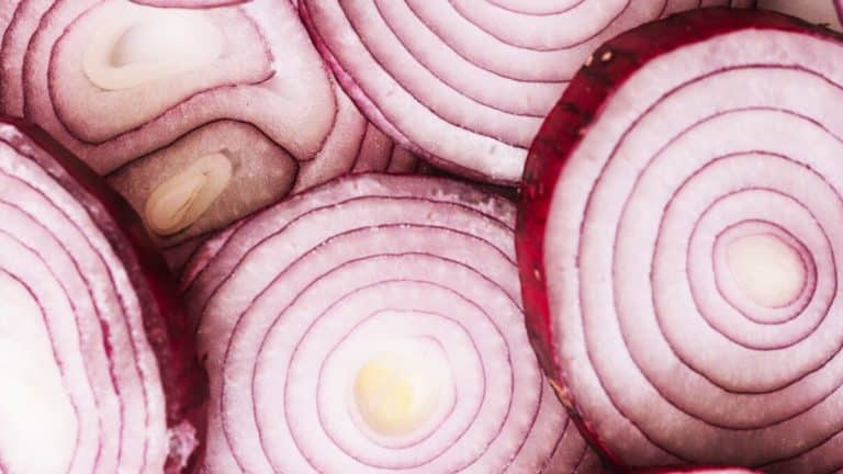 Une recette de saison rapide et délicieuse : la tarte tatin d’oignons rouges et fromage fondant