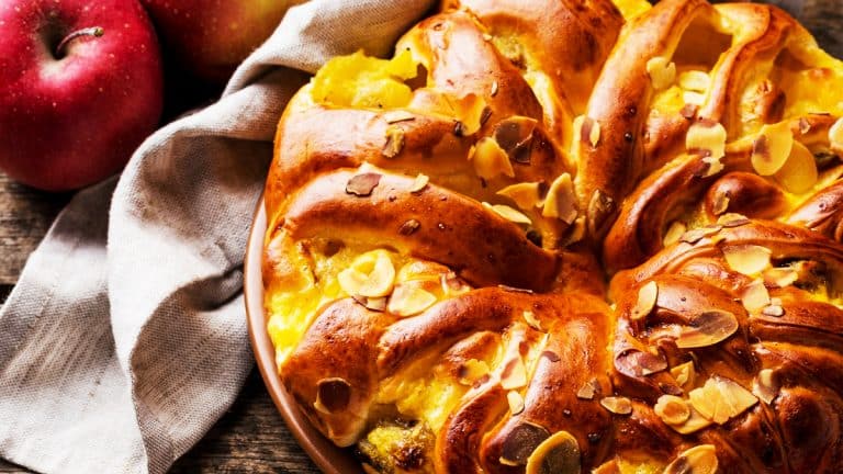 Réinventez votre petit-déjeuner avec cette recette de brioche perdue aux pommes et cannelle