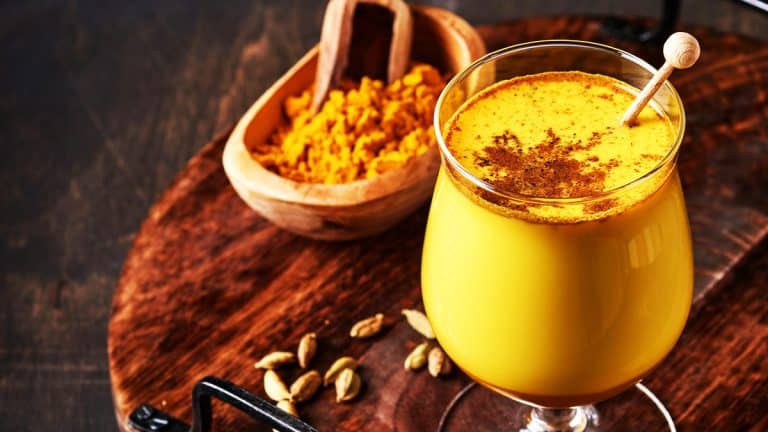 Voici le lait d’or, une boisson dorée au curcuma pleine de bienfaits pour votre bien-être quotidien