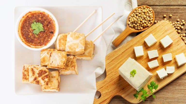 Découvrez comment réaliser des brochettes de tofu au miel et courgettes, un délice sain et simple