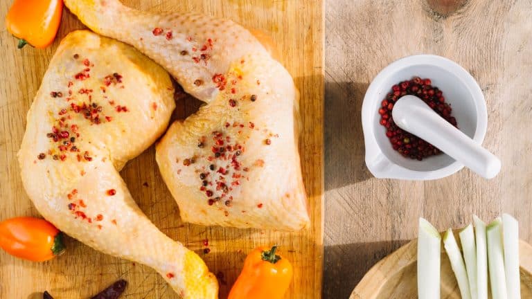 Voici comment réaliser des aiguillettes de poulet panées aux graines, une recette signée Yotam Ottolenghi