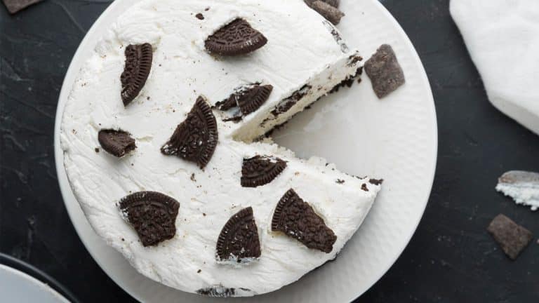 Voici comment réaliser un délicieux zebra cake au chocolat blanc pour éblouir vos invités