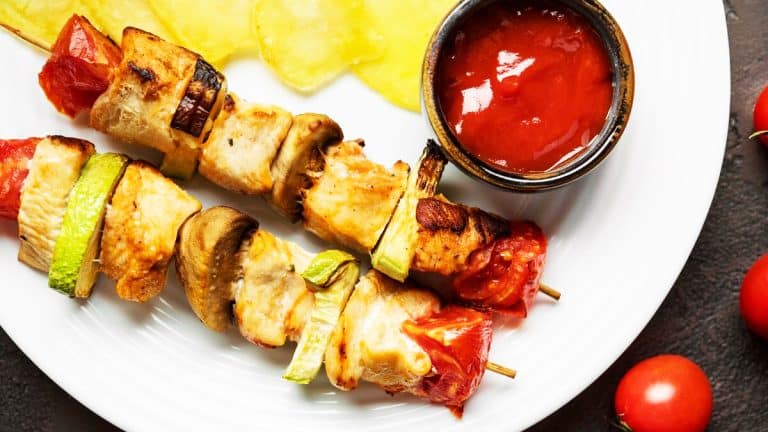 Comment réaliser de savoureuses brochettes de poulet à la sauce aigre-douce ?