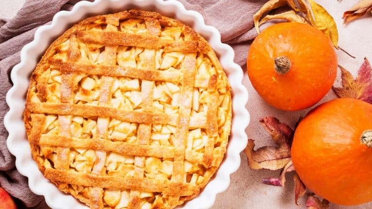 Goûtez à la délicieuse tarte rustique au potiron et pomme, un régal pour les papilles et idéal pour vos repas d’automne