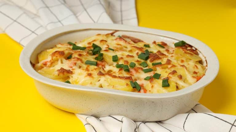 Redécouvrez le classique parmentier de poulet, revisité avec des champignons pour un repas chaleureux