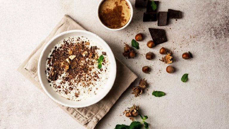 Voici comment préparer un délicieux chia pudding au chocolat avec du lait d’amande