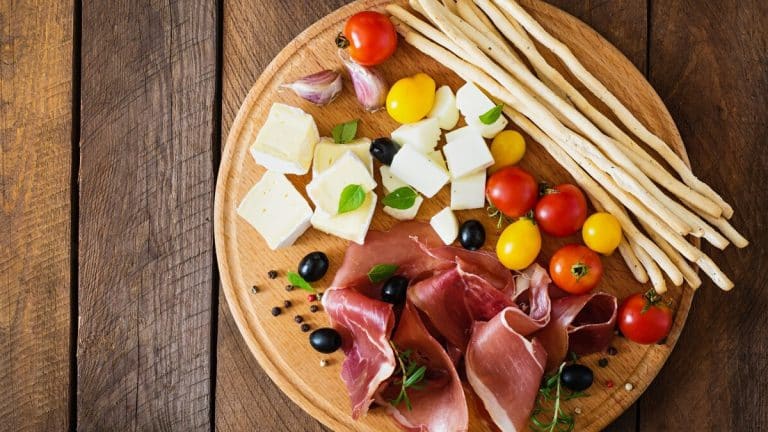 Découvrez comment réaliser des brochettes de bresaola et mozzarella, un délice simple et rapide