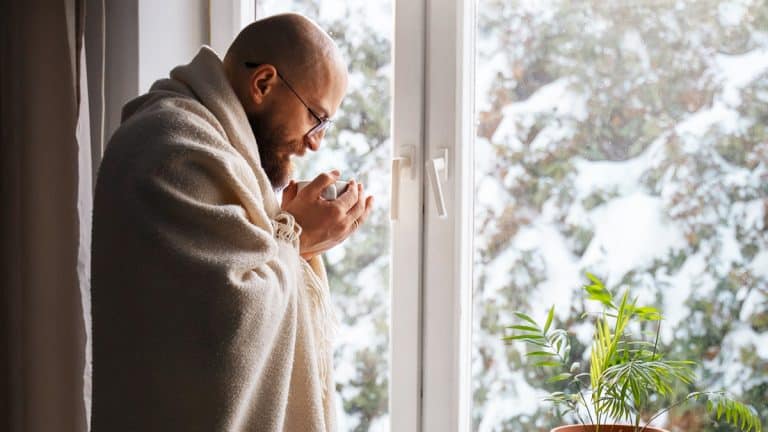 Les températures baissent, l’humidité monte : nos astuces essentielles pour des vitres impeccables et sans condensation cet hiver