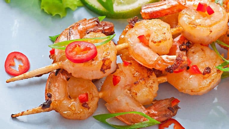 Voici comment charmer vos invités avec ces mini brochettes de crevettes et tomates confites