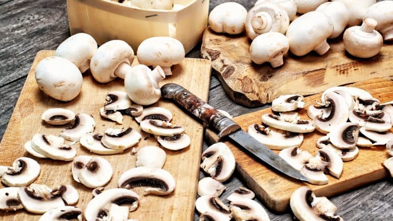 Voici comment transformer des champignons de Paris en un plat gourmet avec épinards, feta et pignons