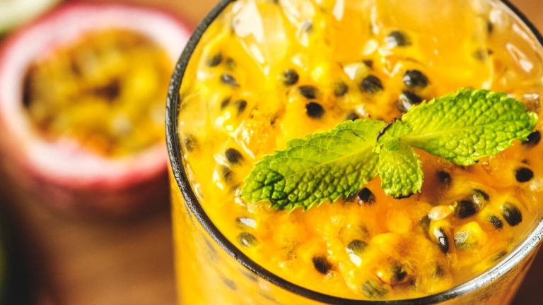 Cette recette de smoothie mangue et fruits de la passion qui réveillera vos papilles est magique