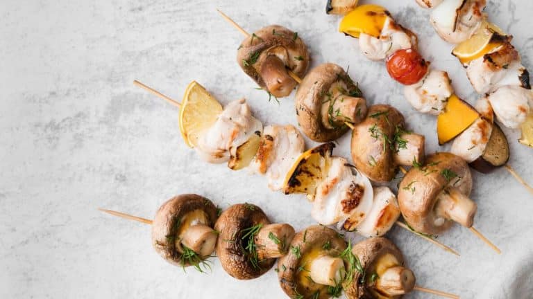 Voici comment réaliser des brochettes de champignons panés, une recette simple et délicieuse