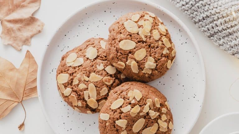 Découvrez comment préparer des biscuits aux flocons d’avoine avec seulement trois ingrédients pour un snack sain