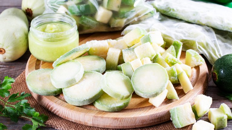 Secrets pour congeler parfaitement vos courgettes : rondelles, râpées ou cuites pour des plats savoureux toute l’année