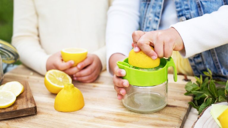 Ce bouillon détoxifiant aux légumes, prêt en deux minutes, pour purifier votre organisme