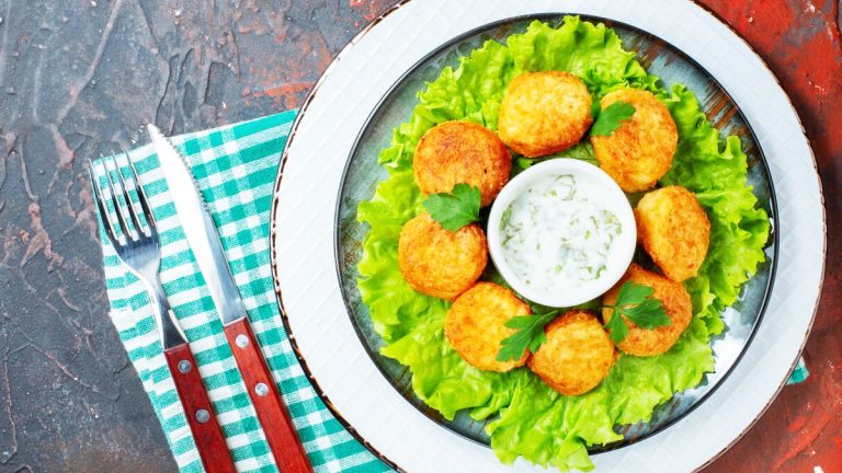 Comment préparer une fregola crémeuse avec boulettes de poulet aux épinards, un plat réconfortant et savoureux pour vos soirées