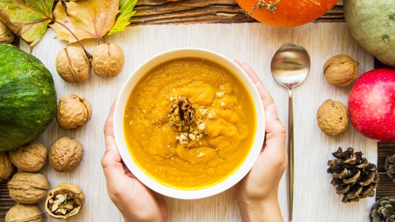 Revivez les chaudes soirées d’automne avec cette soupe au potiron, une recette qui réchauffe le cœur et l’âme