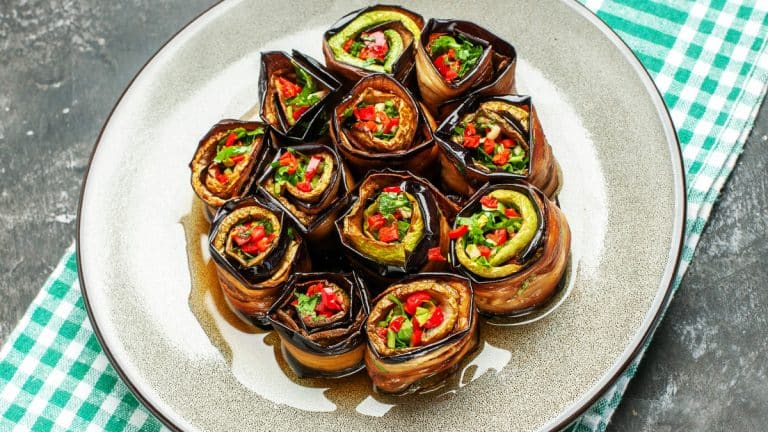 Découvrez comment réaliser des involtinis d’aubergines aux noisettes : une recette simple pour émerveiller vos papilles