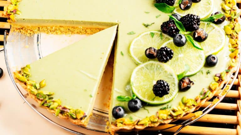 Découvrez comment réaliser un succulent cheesecake à la pistache sans cuisson, parfait pour vos réceptions