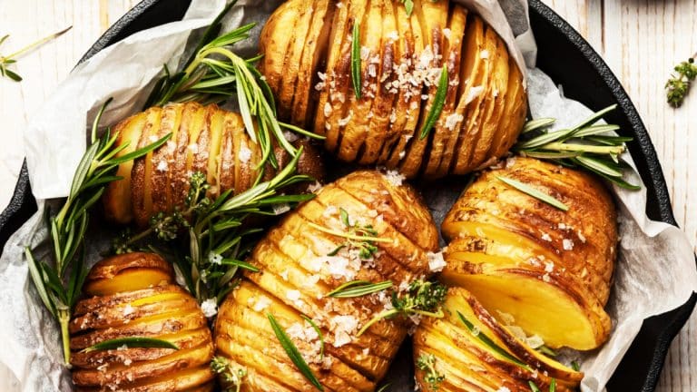 Les pommes de terre Hasselback : une recette suédoise aussi croustillante qu’irrésistible