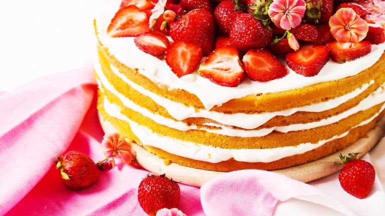 Voici comment éblouir vos invités avec une charlotte aux fraises inoubliable et succulente