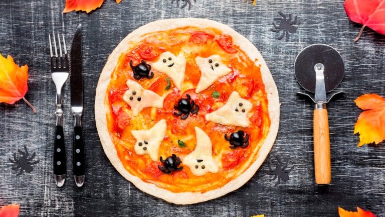 Prêt à émerveiller vos enfants pour Halloween ? Découvrez la recette de pizza citrouille