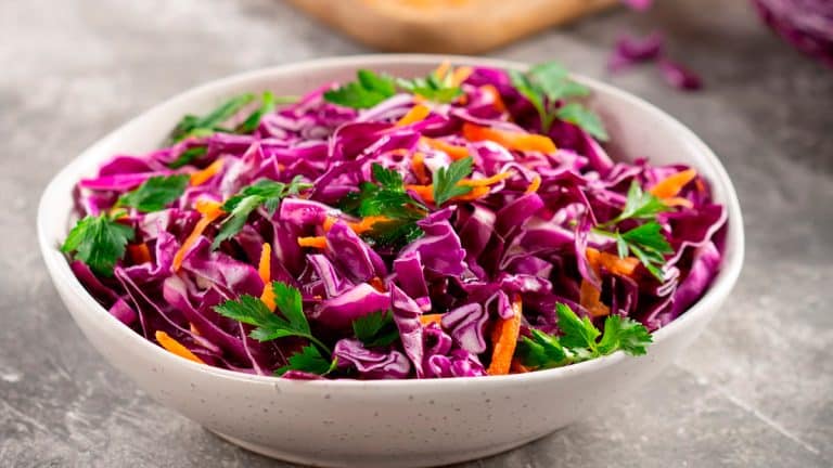 Découvrez comment transformer le chou rouge en une salade délicieuse et colorée pour égayer vos repas