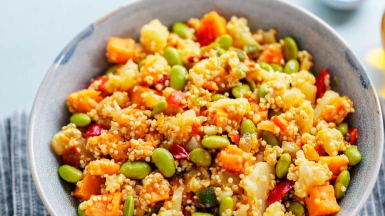 Voici comment ravir vos papilles avec une poêlée de quinoa au saumon et courgettes