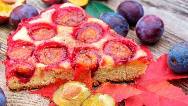 Découvrez comment préparer un délicieux gâteau aux prunes ultra moelleux sans utiliser de four