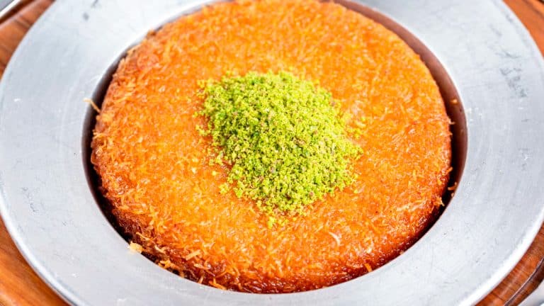 Découvrez comment préparer un délicieux basboussa, ce gâteau oriental parfumé à la fleur d’oranger