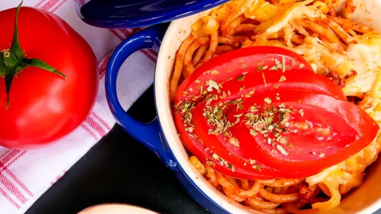 Charme rustique de l’orzo crémeux au poulet et tomates séchées, parfumé au parmesan – un plat réconfortant qui captive