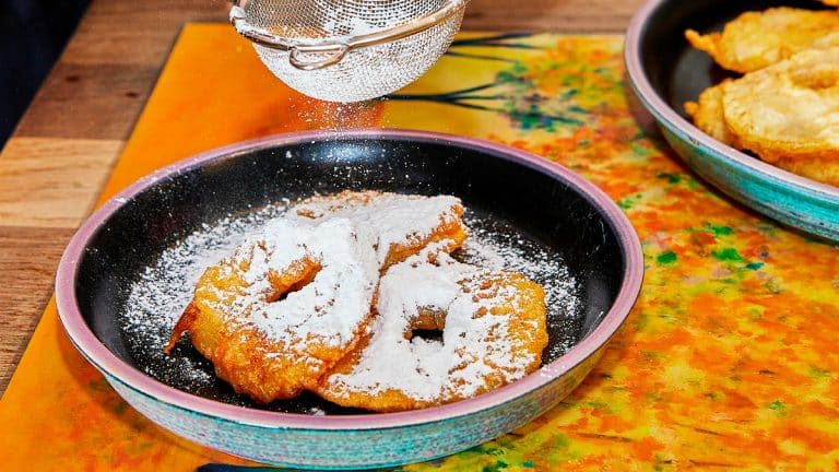 Les secrets des beignets aux pommes à la poêle : une recette facile et délicieuse pour régaler tout le monde