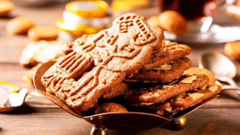 Voici comment réaliser chez vous les délicieux biscuits spéculoos : une recette maison simple et pleine de saveurs épicées