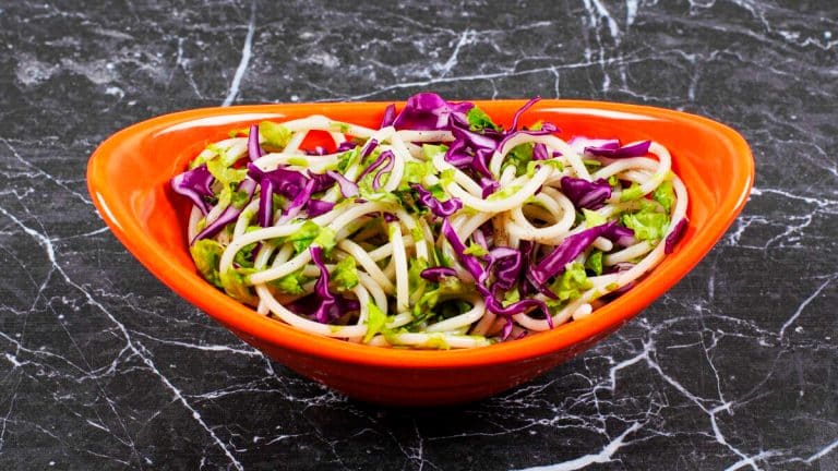 Découvrez comment ravir vos papilles avec cette salade asiatique de nouilles ramen et brocoli