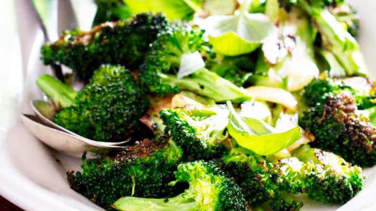 Découvrez comment cette salade de brocoli, feta et tomates séchées peut égayer votre table