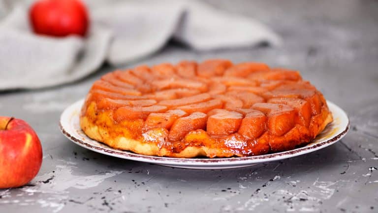 Découvrez la tarte tatin aux pruneaux : une recette simple pour régaler vos convives et éveiller les papilles