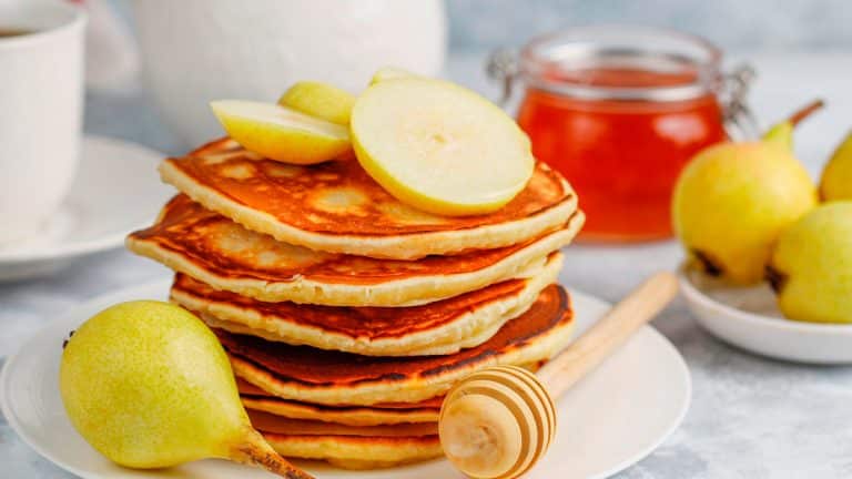 Découvrez les pancakes pomme-cannelle au kéfir pour un petit-déjeuner révolutionnaire et savoureux